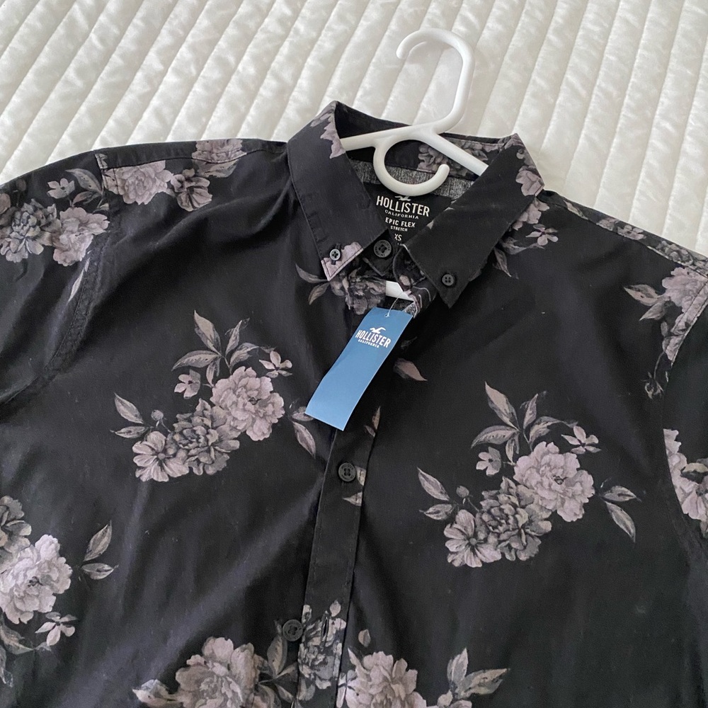 Hollister xs short sleeve floral shirt